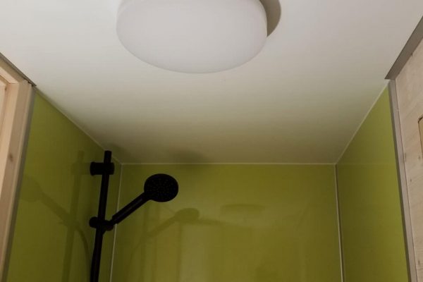 badezimmer-lampe-boiler-weit